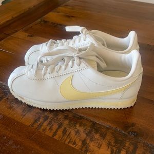 Nike sneakers size 6